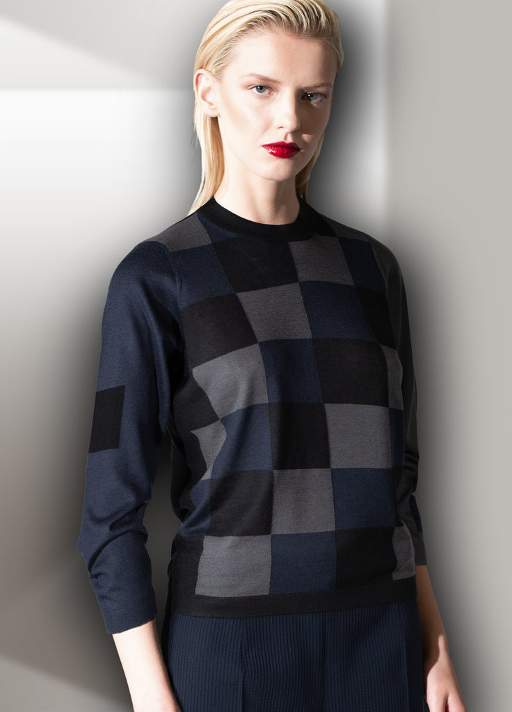 Cashmere second skin intarsia quadrato sweater shadow blue on model