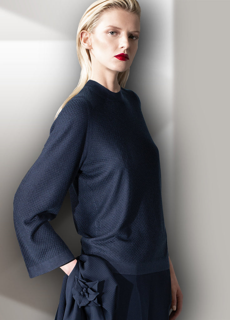 cashmere second skin quadrato texture crew neck on model