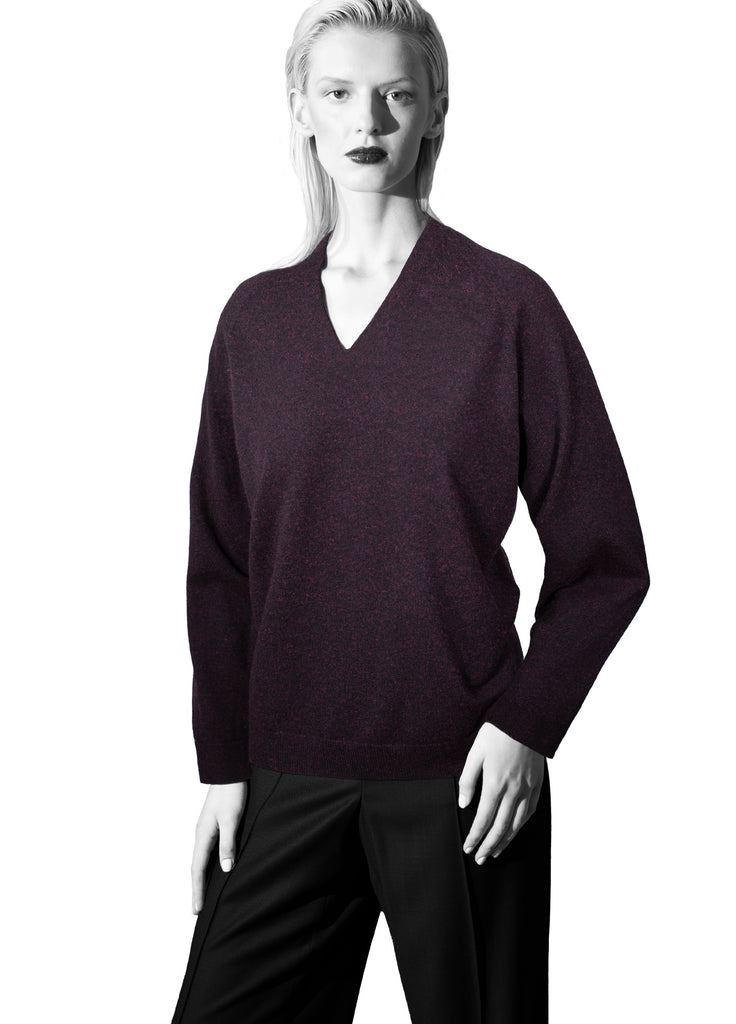 Classic cashmere relaxed V-neck black currant