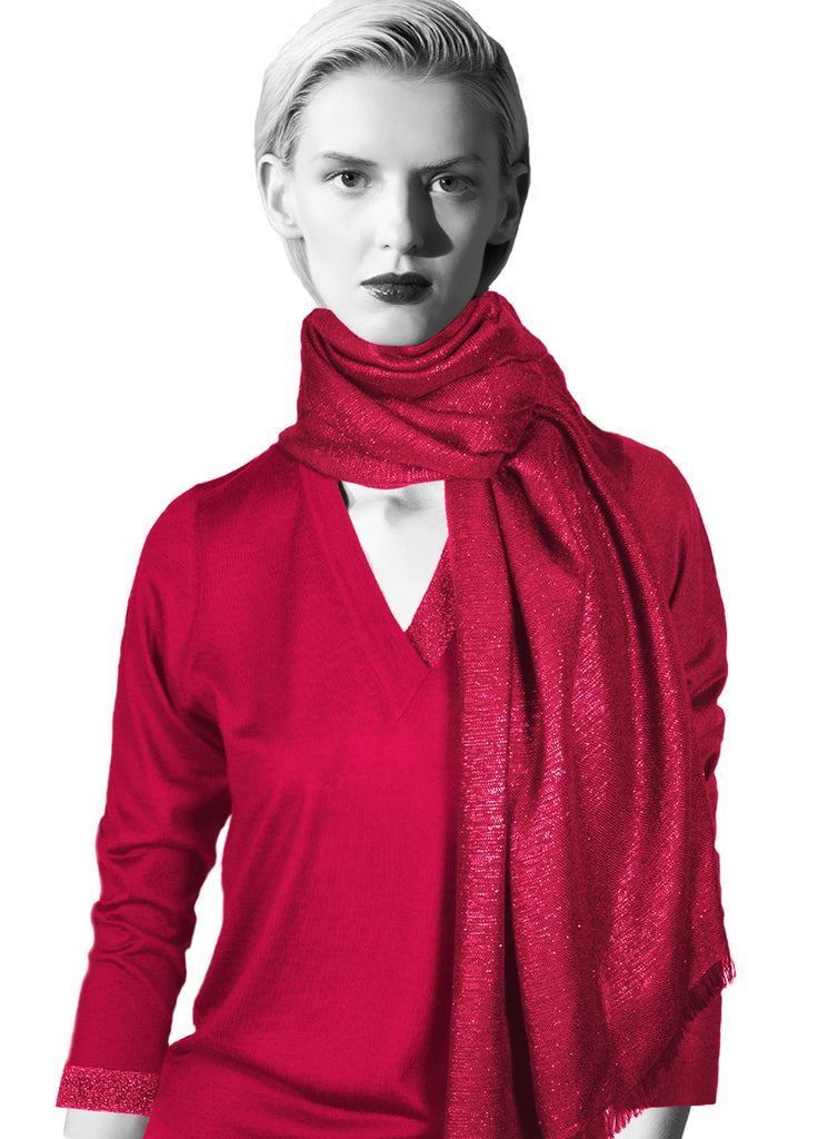 Cashmere lame scarf garnet red with V-neck on model